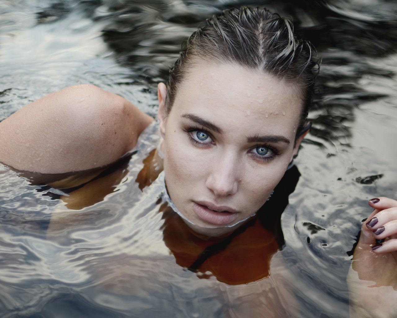 Обои глаза, вода, взгляд, модель, эмили дойл, eyes, water, look, model, emily doyle разрешение 4406x3078 Загрузить