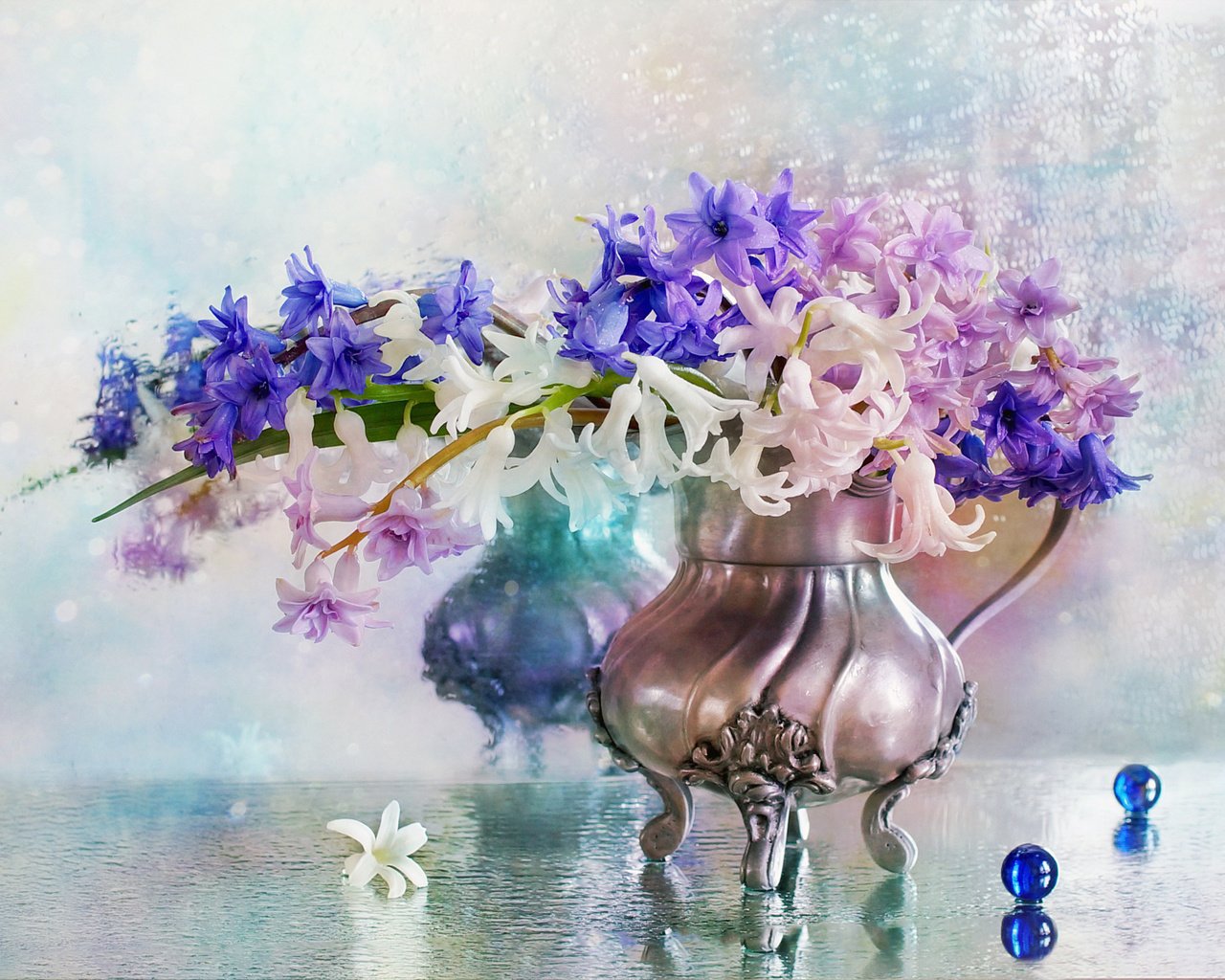 Обои цветы, вода, капли, шарики, ваза, гиацинты, flowers, water, drops, balls, vase, hyacinths разрешение 2048x1423 Загрузить