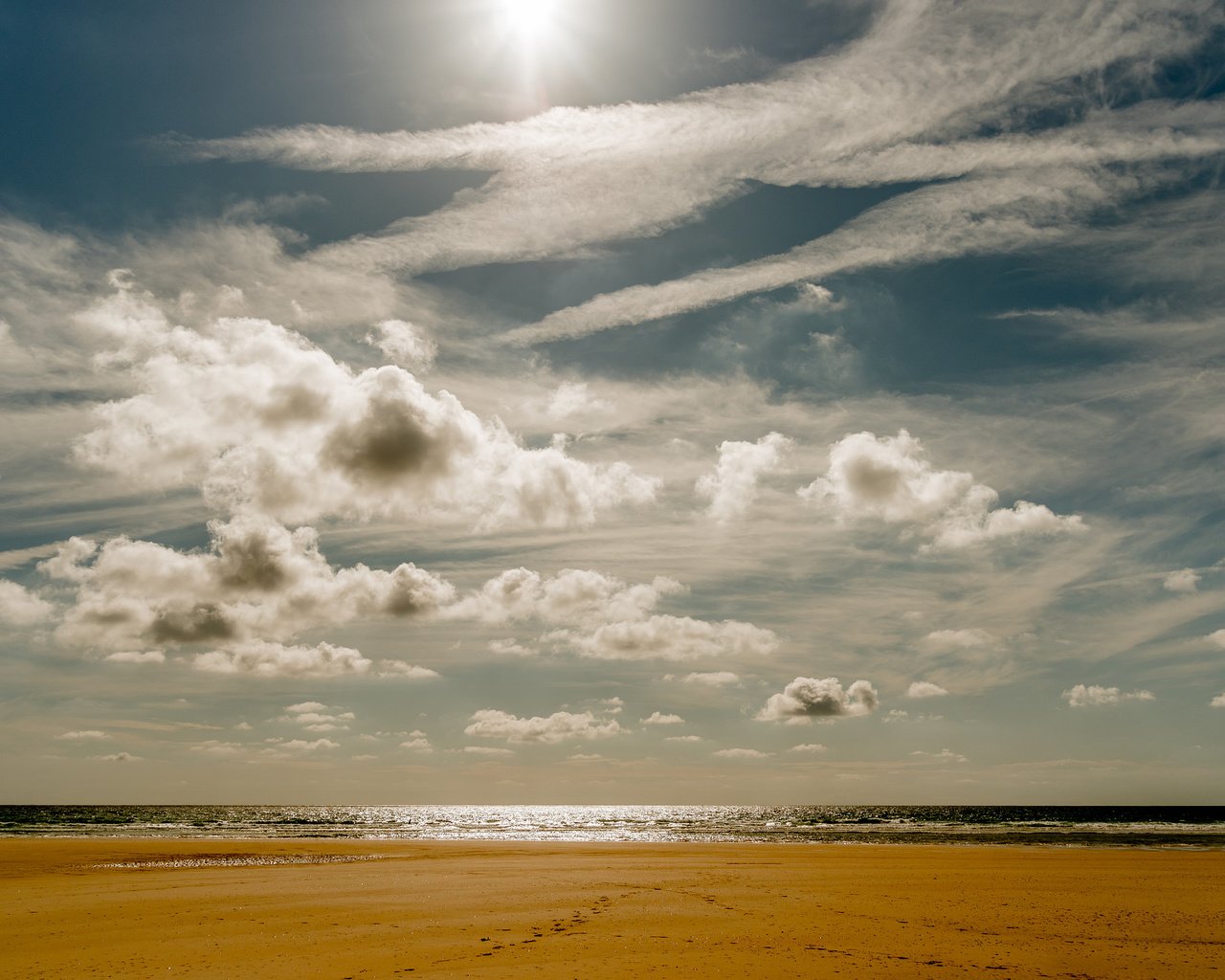 Обои небо, облака, солнце, море, пляж, горизонт, the sky, clouds, the sun, sea, beach, horizon разрешение 2048x1367 Загрузить