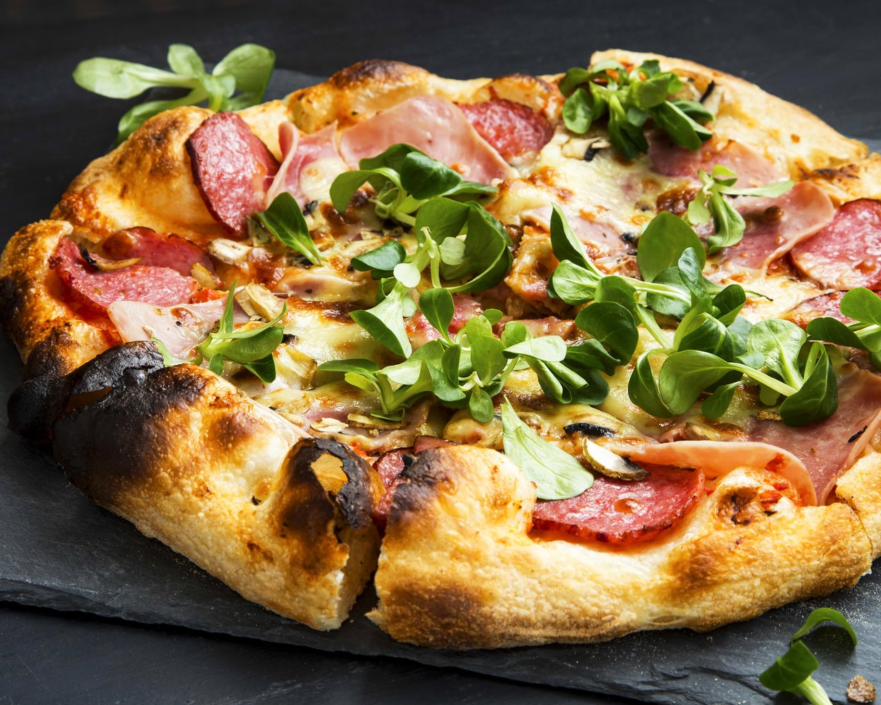 Обои зелень, сыр, колбаса, пицца, брынза, ветчина, быстрое питание, greens, cheese, sausage, pizza, ham, fast food разрешение 4000x2561 Загрузить