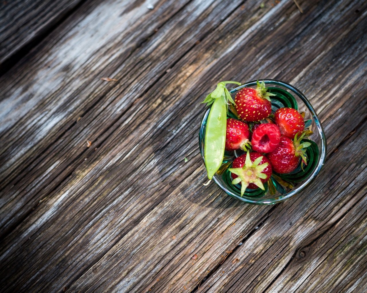 Обои макро, малина, клубника, ягоды, стакан, горох, macro, raspberry, strawberry, berries, glass, peas разрешение 2048x1536 Загрузить