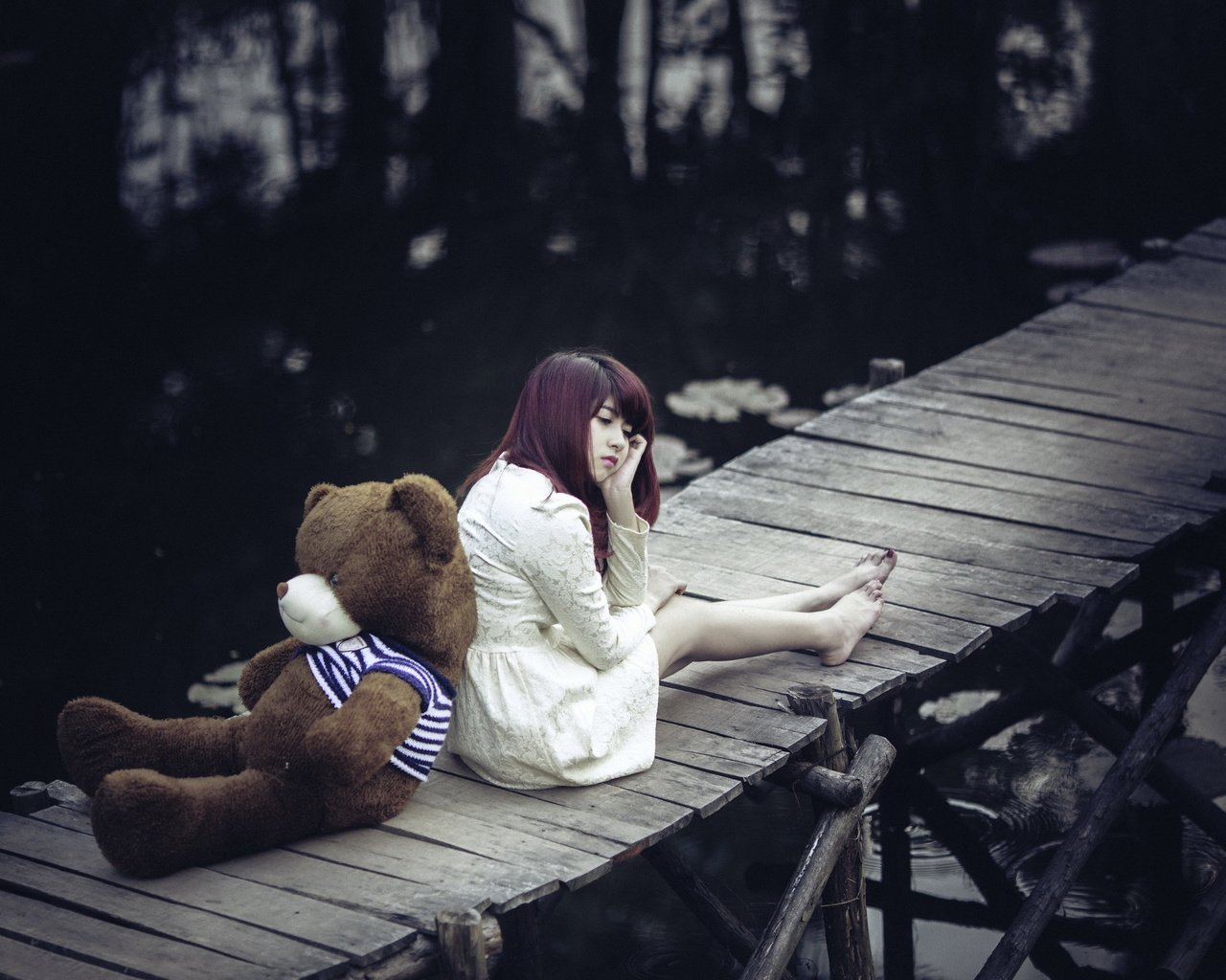 Обои девушка, мост, мишка, girl, bridge, bear разрешение 2560x1655 Загрузить