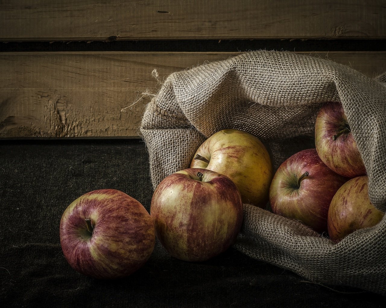 Обои фрукты, яблоки, доски, мешок, натюрморт, брусья, fruit, apples, board, bag, still life, bars разрешение 2880x1620 Загрузить