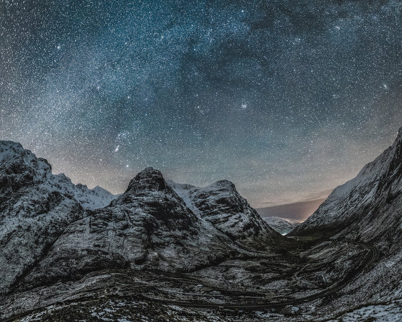 Обои ночь, graham bradshaw, горы, звезды, галактика, млечный путь, шотландия, glencoe at night, glencoe, нагорье, night, mountains, stars, galaxy, the milky way, scotland, highlands разрешение 2048x1918 Загрузить