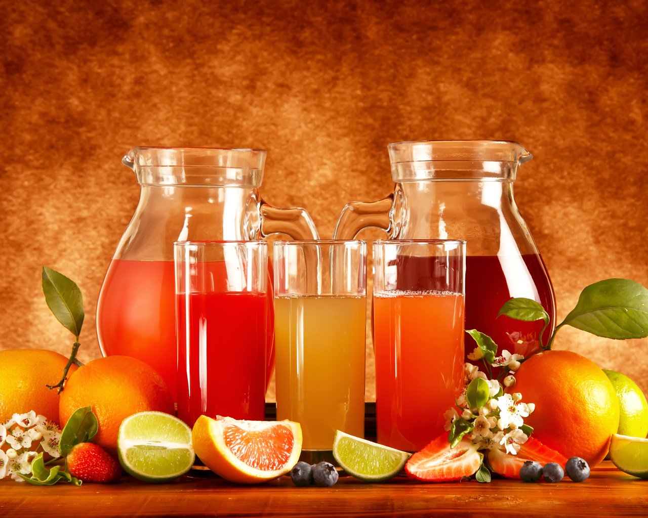 Обои напиток, черника, фрукты, стакан, апельсины, графин, клубника, сок, ягоды, апельсин, лайм, напитки, drink, blueberries, fruit, glass, oranges, decanter, strawberry, juice, berries, orange, lime, drinks разрешение 3888x2592 Загрузить