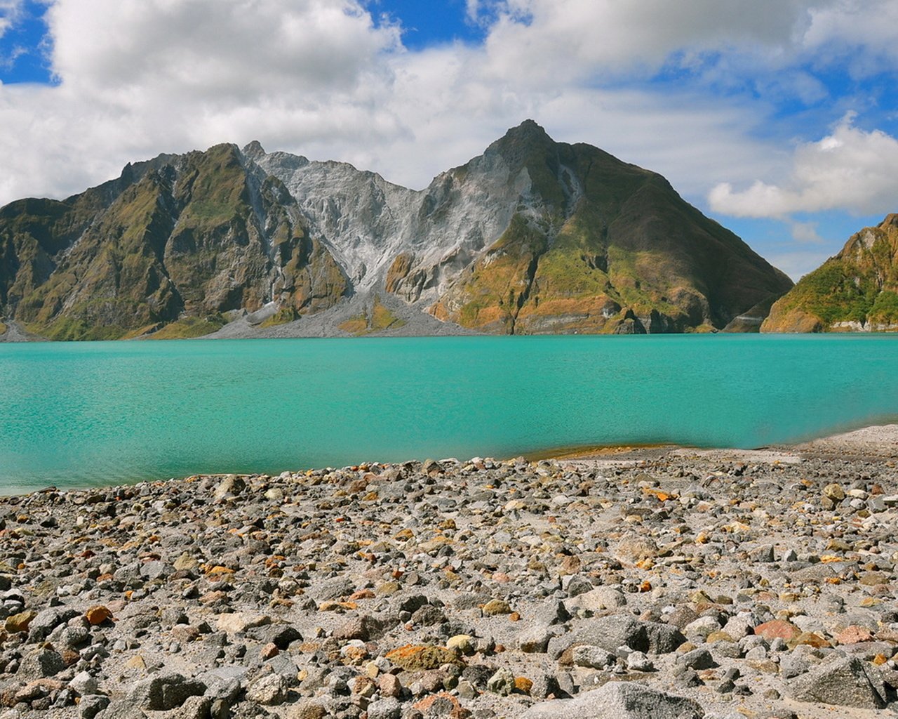 Обои небо, облака, озеро, горы, камни, берег, филиппины, the sky, clouds, lake, mountains, stones, shore, philippines разрешение 1920x1269 Загрузить