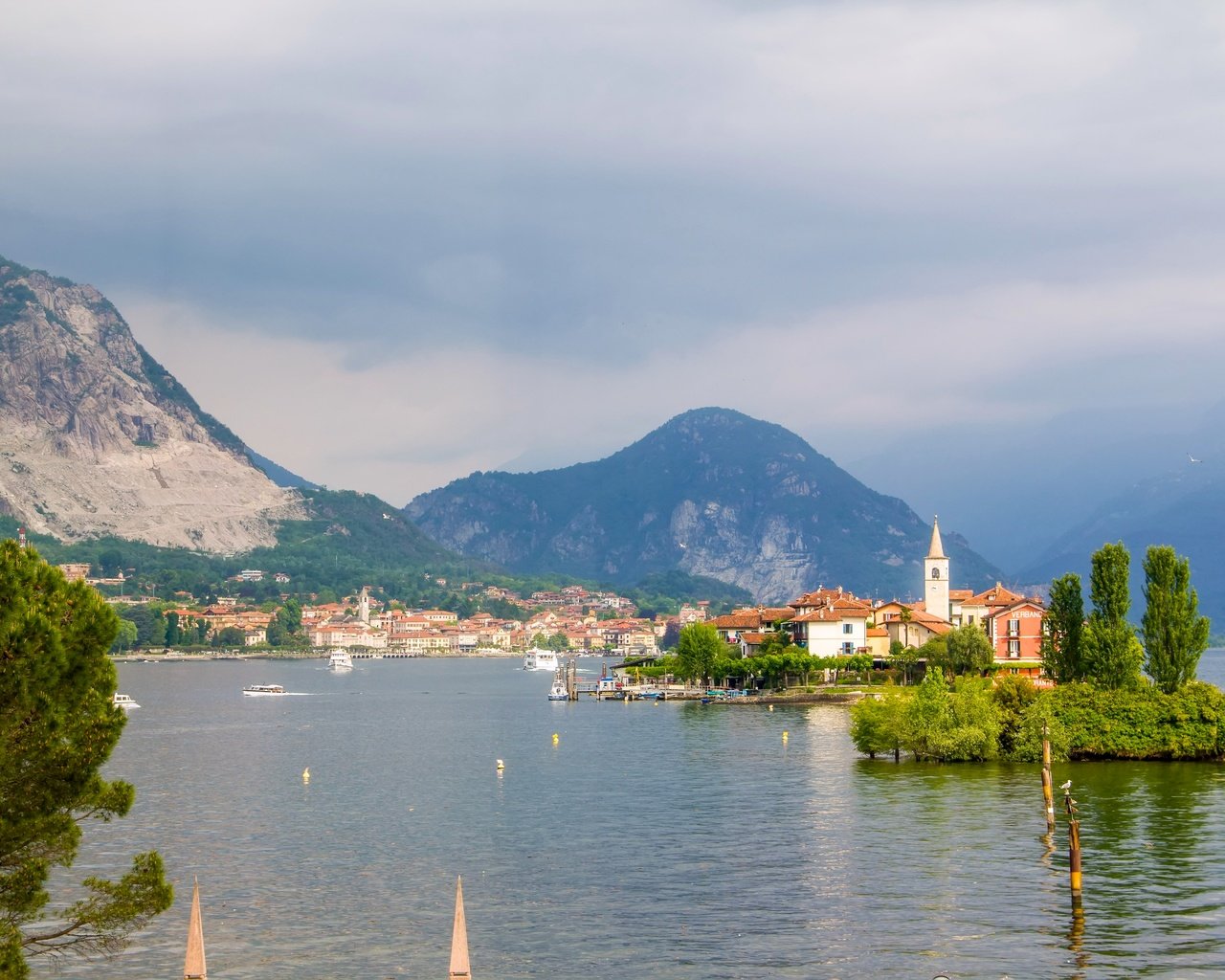 Обои озеро, lake maggiore, fishermen's island, горы, италия, остров, альпы, лаго-маджоре, изола деи пескатори, город-остров, lake, mountains, italy, island, alps, maggiore, isola dei pescatori, city island разрешение 5184x3456 Загрузить