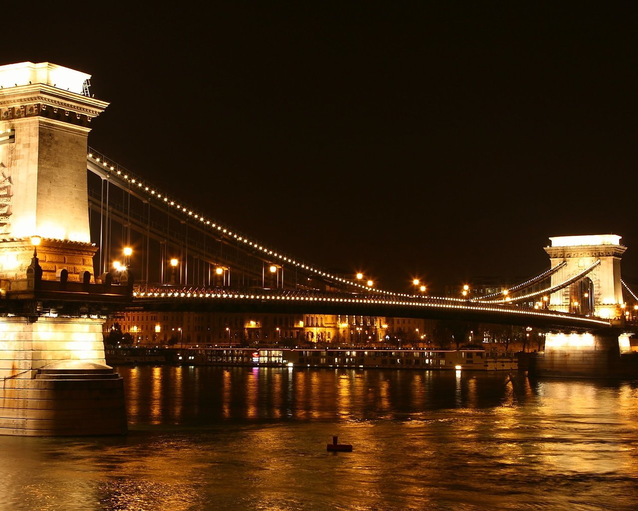 Обои ночь, огни, река, венгрия, будапешт, дунай, цепной мост, night, lights, river, hungary, budapest, the danube, chain bridge разрешение 3861x1642 Загрузить