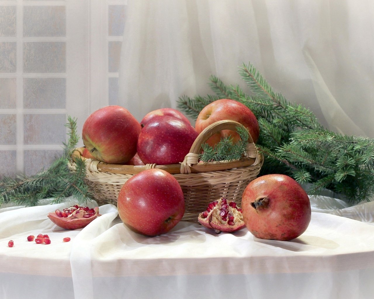 Обои фрукты, яблоки, ель, натюрморт, гранат, fruit, apples, spruce, still life, garnet разрешение 2000x1250 Загрузить