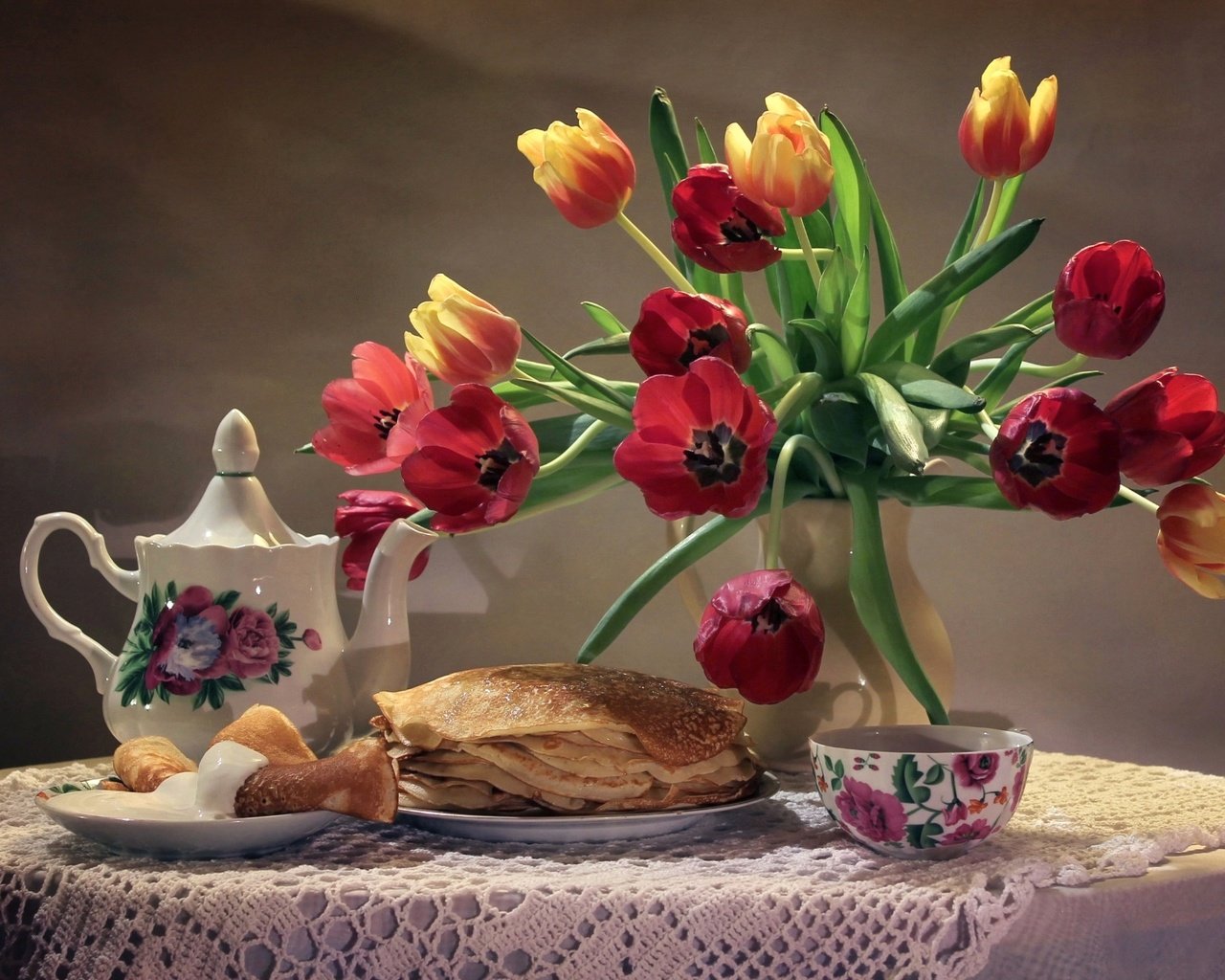 Обои букет, тюльпаны, чашка, чайник, блины, натюрморт, сметана, bouquet, tulips, cup, kettle, pancakes, still life, sour cream разрешение 1920x1220 Загрузить