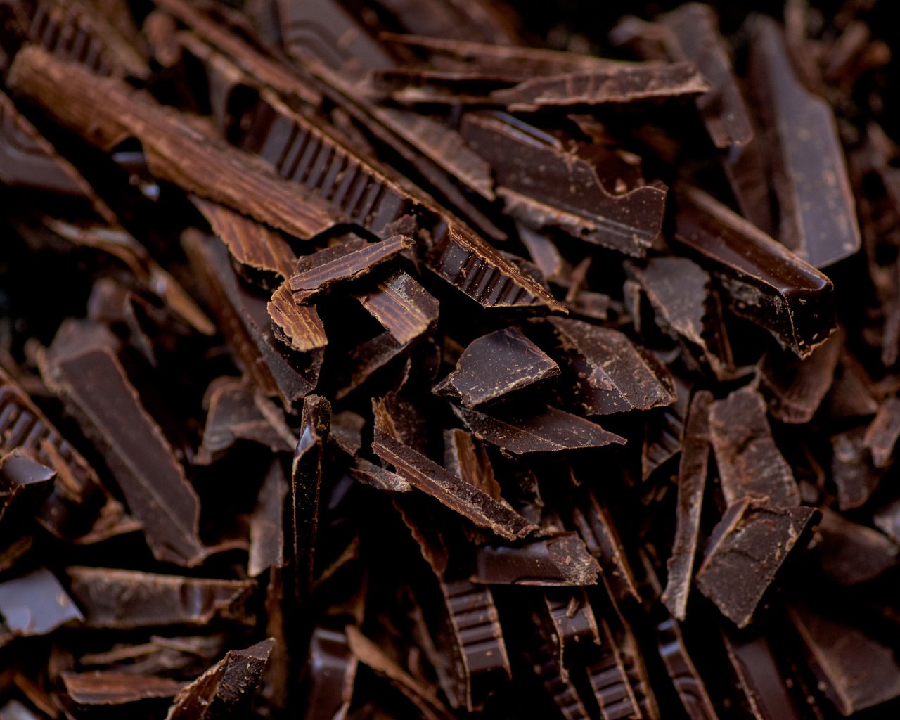Обои текстура, шоколад, сладость, стружка, texture, chocolate, the sweetness, chips разрешение 2048x1367 Загрузить