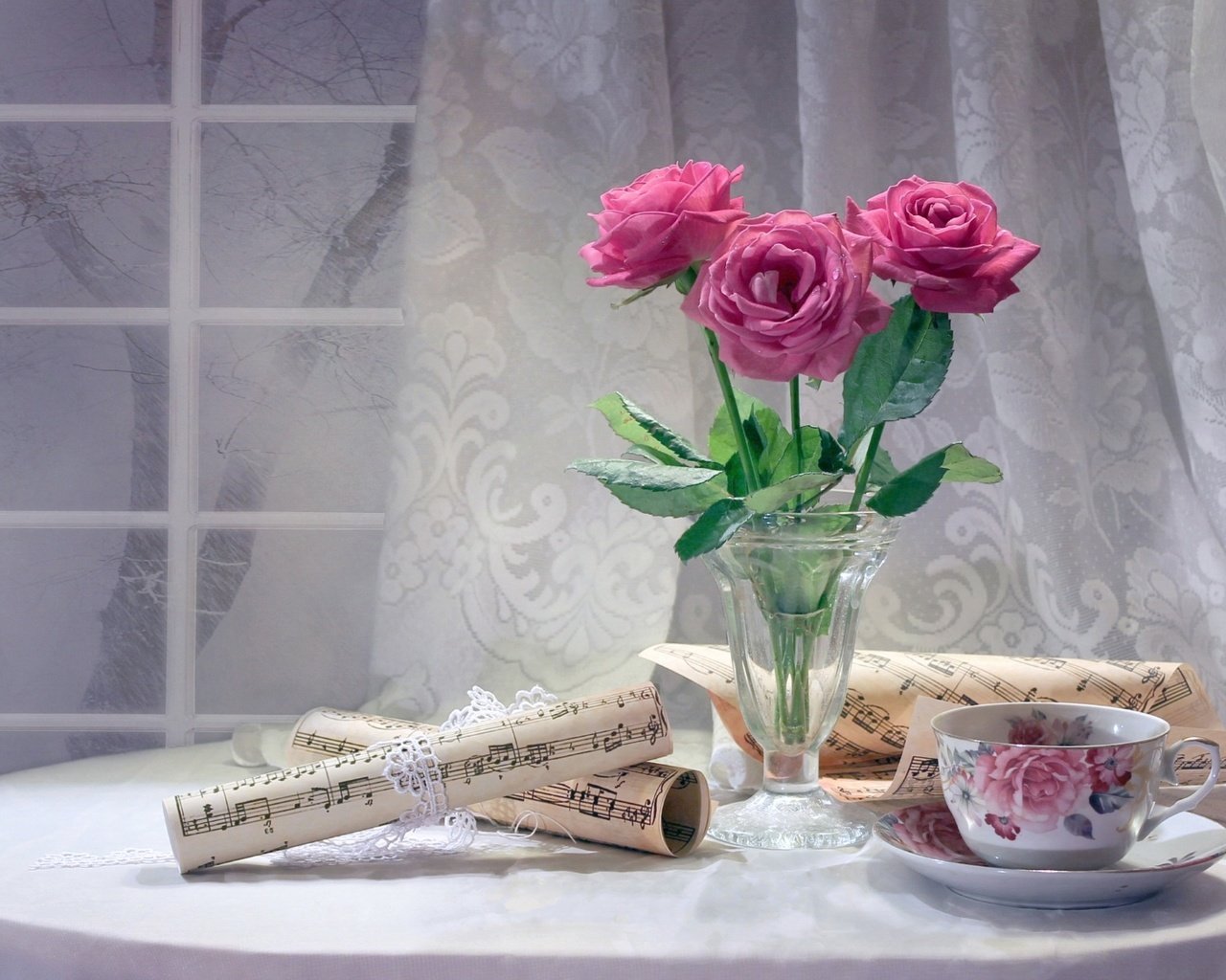 Обои цветы, розы, ноты, окно, чашка, чай, натюрморт, flowers, roses, notes, window, cup, tea, still life разрешение 1920x1219 Загрузить