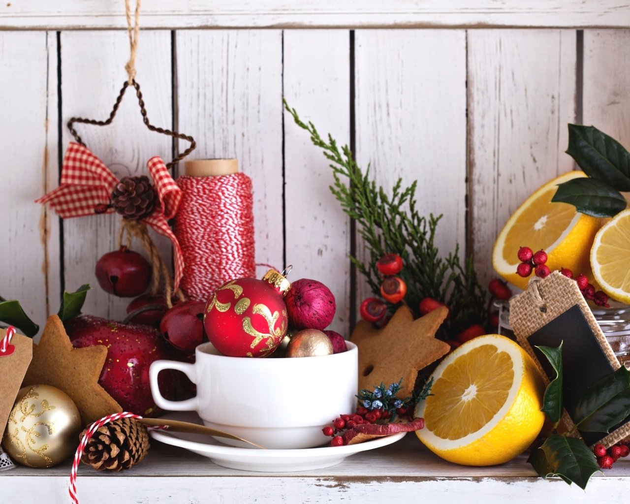 Обои лимон, игрушки, шишка, праздник, натюрморт, нитки, падуб, lemon, toys, bump, holiday, still life, thread, holly разрешение 1920x1251 Загрузить