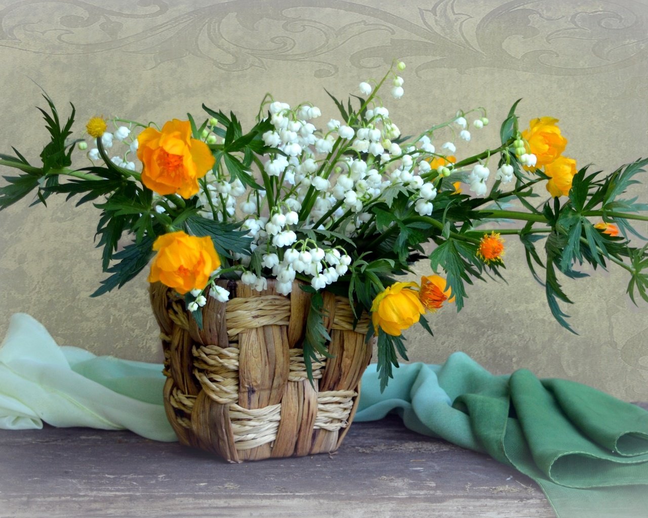 Обои ландыши, букет, корзина, калужница, lilies of the valley, bouquet, basket, marigold разрешение 1920x1272 Загрузить
