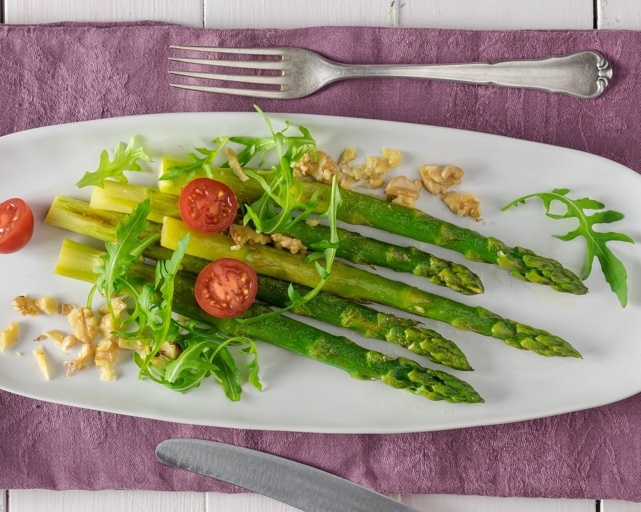 Обои орехи, овощи, помидоры, спаржа, руккола, nuts, vegetables, tomatoes, asparagus, arugula разрешение 1920x1114 Загрузить