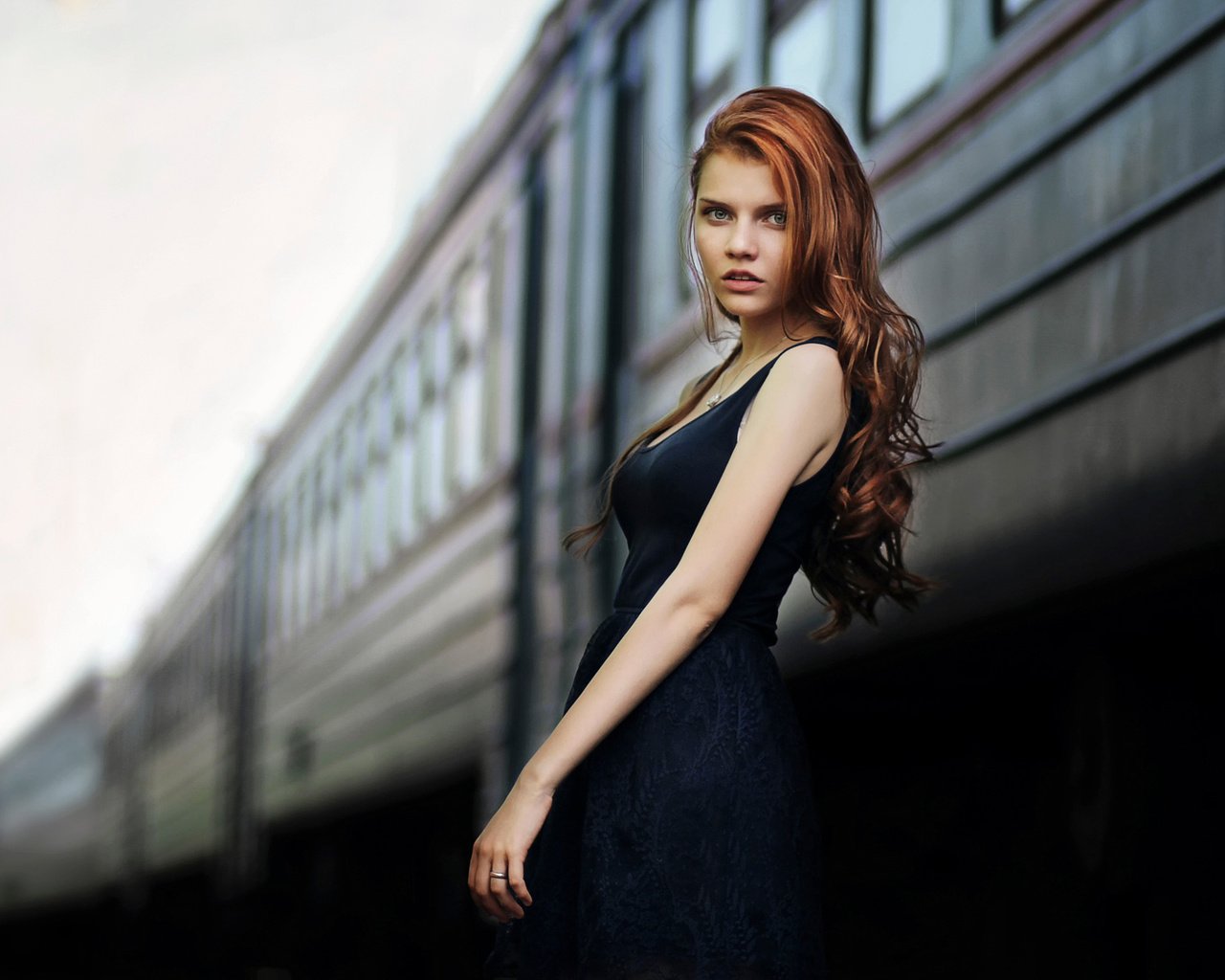 Обои девушка, боке, поза, жд, взгляд, рыжеволосая, модель, катя, поезд, лицо, вагоны, длинные волосы, girl, bokeh, pose, railway, look, redhead, model, kate, train, face, cars, long hair разрешение 2048x1365 Загрузить