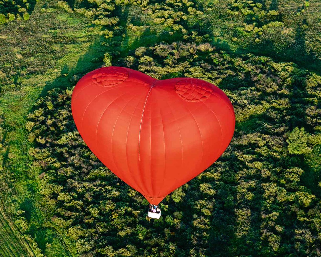 Обои пейзаж, полет, сердце, корзина, воздушный шар, landscape, flight, heart, basket, balloon разрешение 1920x1080 Загрузить