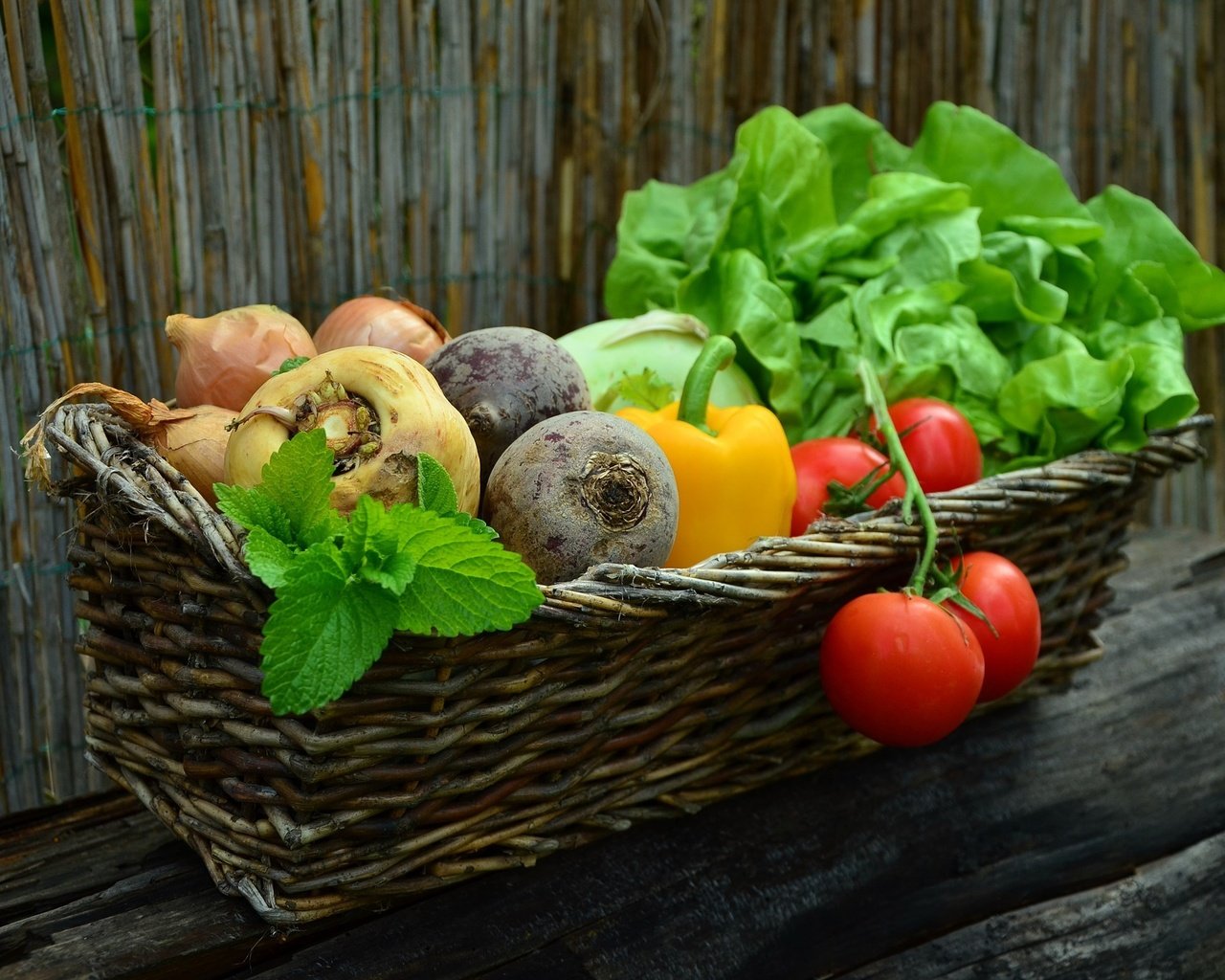 Обои лук, корзина, овощи, помидоры, перец, салат, свекла, bow, basket, vegetables, tomatoes, pepper, salad, beets разрешение 1920x1313 Загрузить