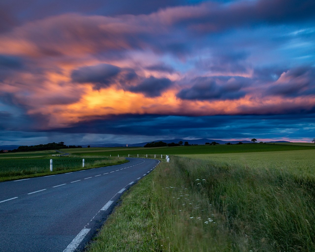 Обои небо, дорога, трава, закат, поле, the sky, road, grass, sunset, field разрешение 1920x1223 Загрузить