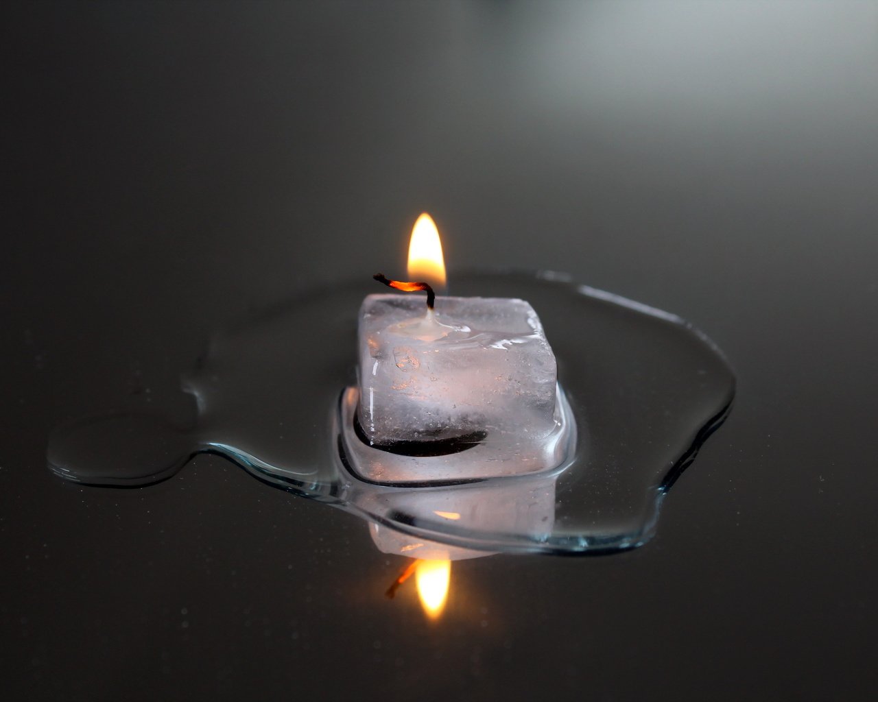 Обои вода, пламя, отражение, огонь, лёд, темный фон, свеча, water, flame, reflection, fire, ice, the dark background, candle разрешение 2560x1707 Загрузить