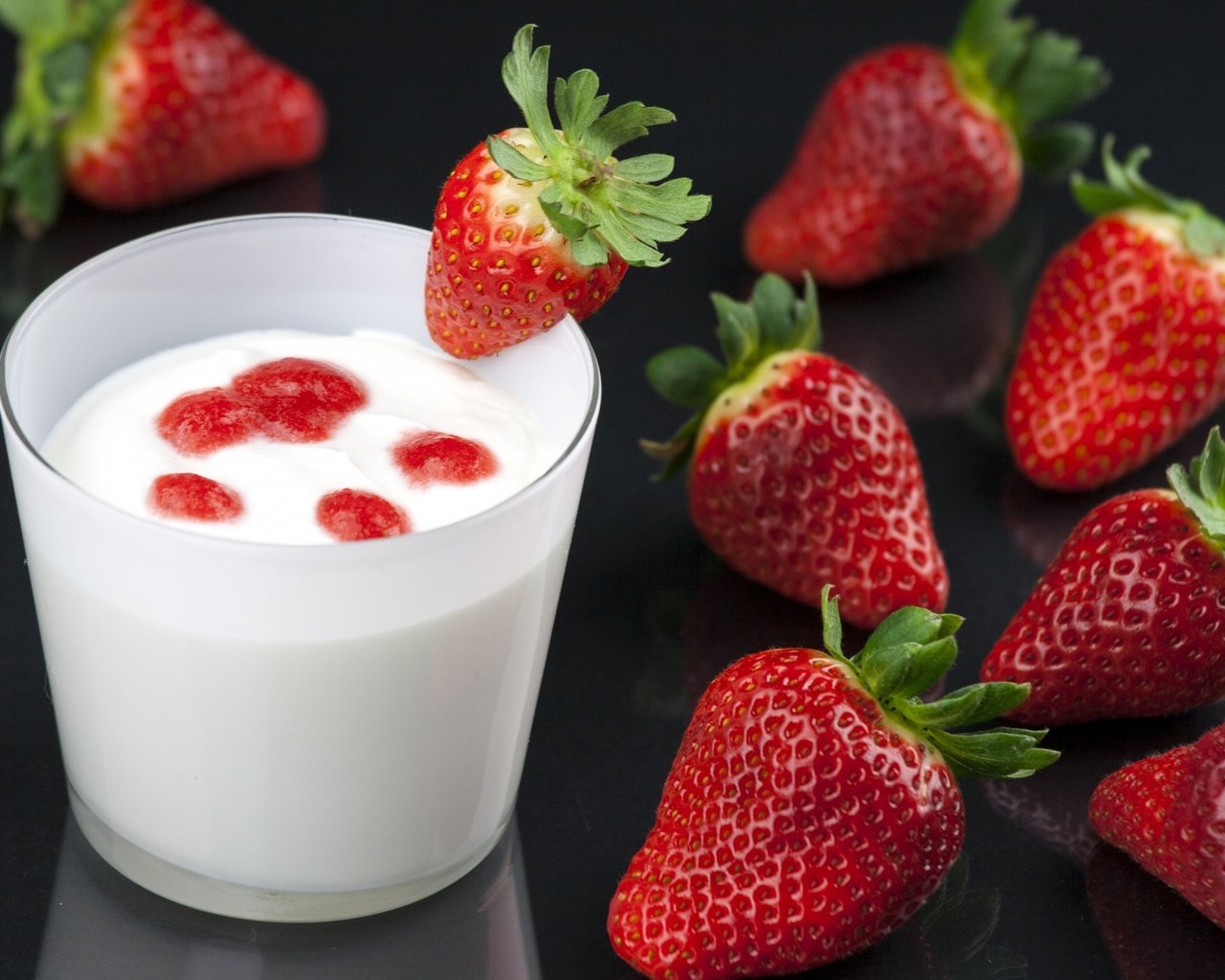 Обои клубника, ягоды, молоко, сладкое, десерт, strawberry, berries, milk, sweet, dessert разрешение 2560x1706 Загрузить