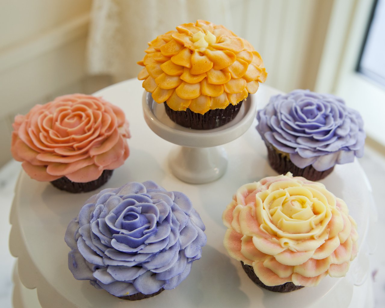 Обои розы, сладкое, тарелка, украшение, выпечка, кексы, roses, sweet, plate, decoration, cakes, cupcakes разрешение 2100x1680 Загрузить