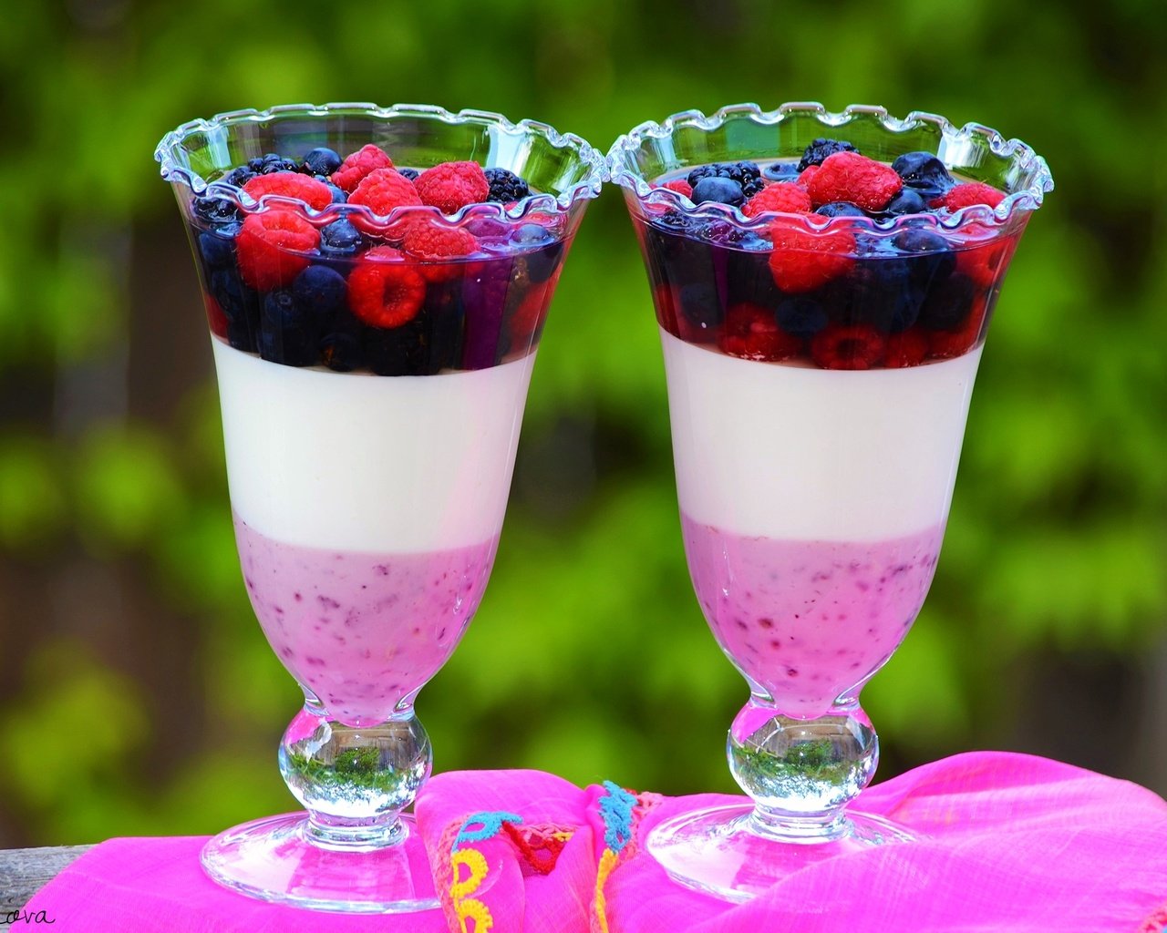 Обои ягоды, бокалы, десерт, желе, berries, glasses, dessert, jelly разрешение 2400x1544 Загрузить
