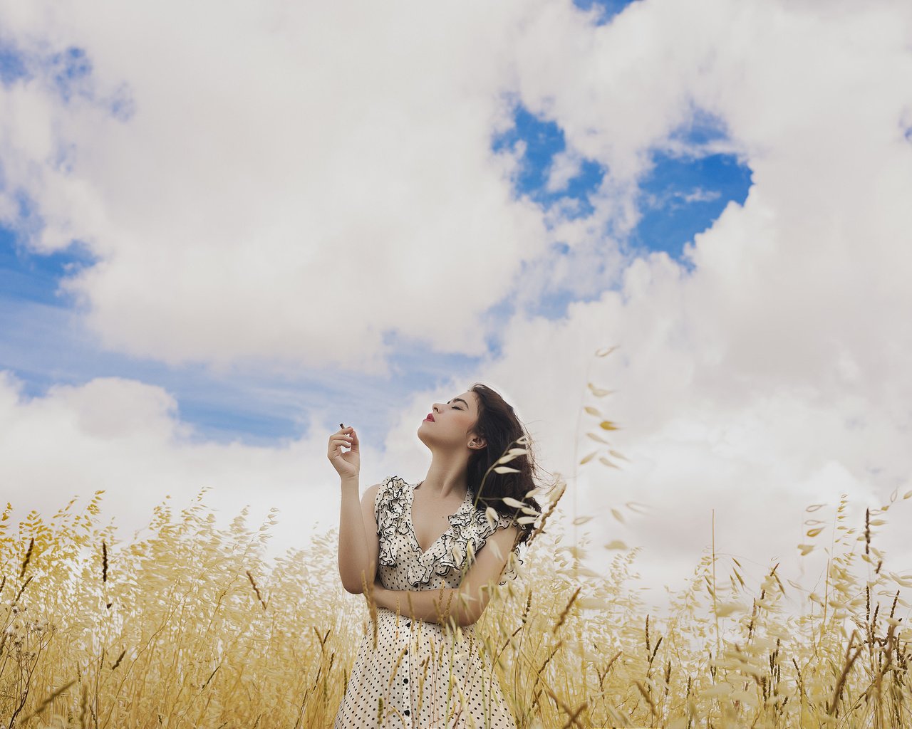 Обои небо, девушка, платье, поле, волосы, лицо, ветер, the sky, girl, dress, field, hair, face, the wind разрешение 2048x1365 Загрузить