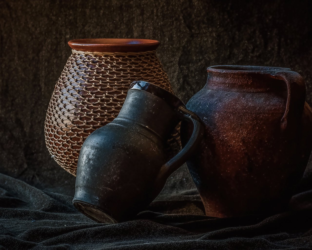 Обои ткань, посуда, кувшин, натюрморт, керамика, fabric, dishes, pitcher, still life, ceramics разрешение 3894x2406 Загрузить