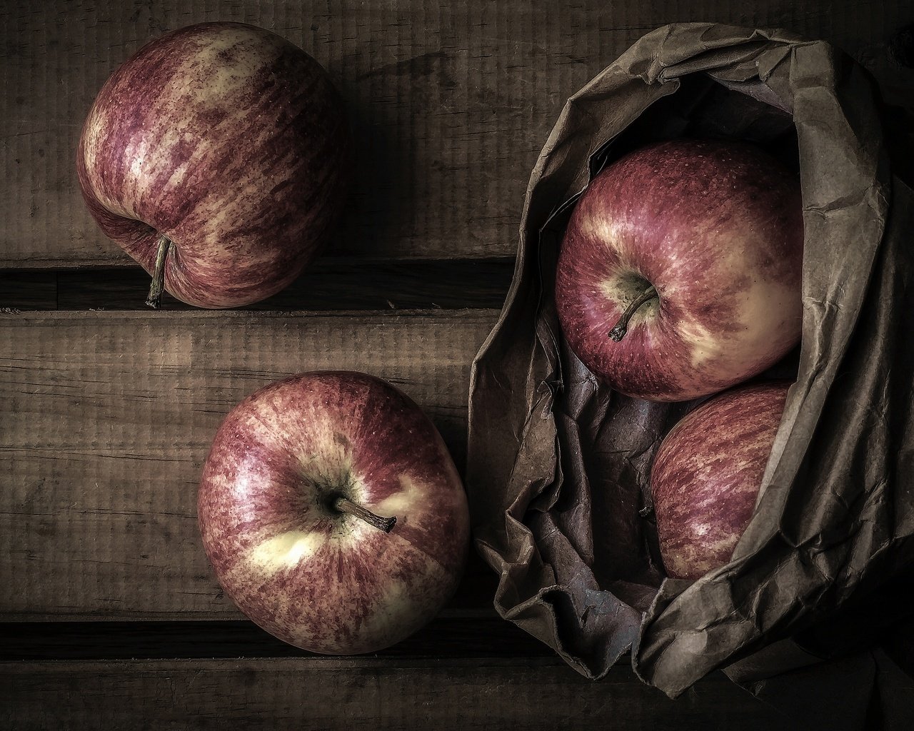 Обои фрукты, яблоки, бумага, доски, пакет, натюрморт, fruit, apples, paper, board, package, still life разрешение 2880x1620 Загрузить