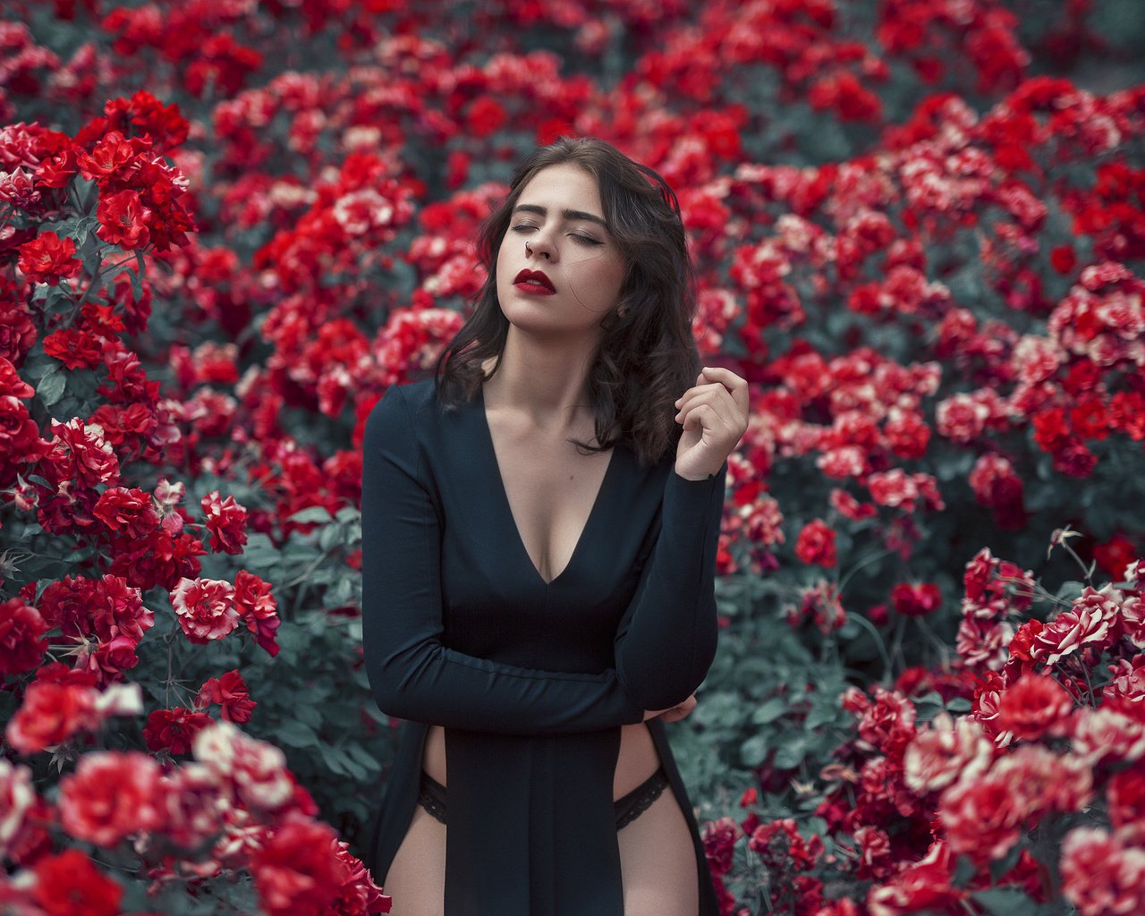 Обои цветы, девушка, лицо, помада, flowers, girl, face, lipstick разрешение 2048x1365 Загрузить