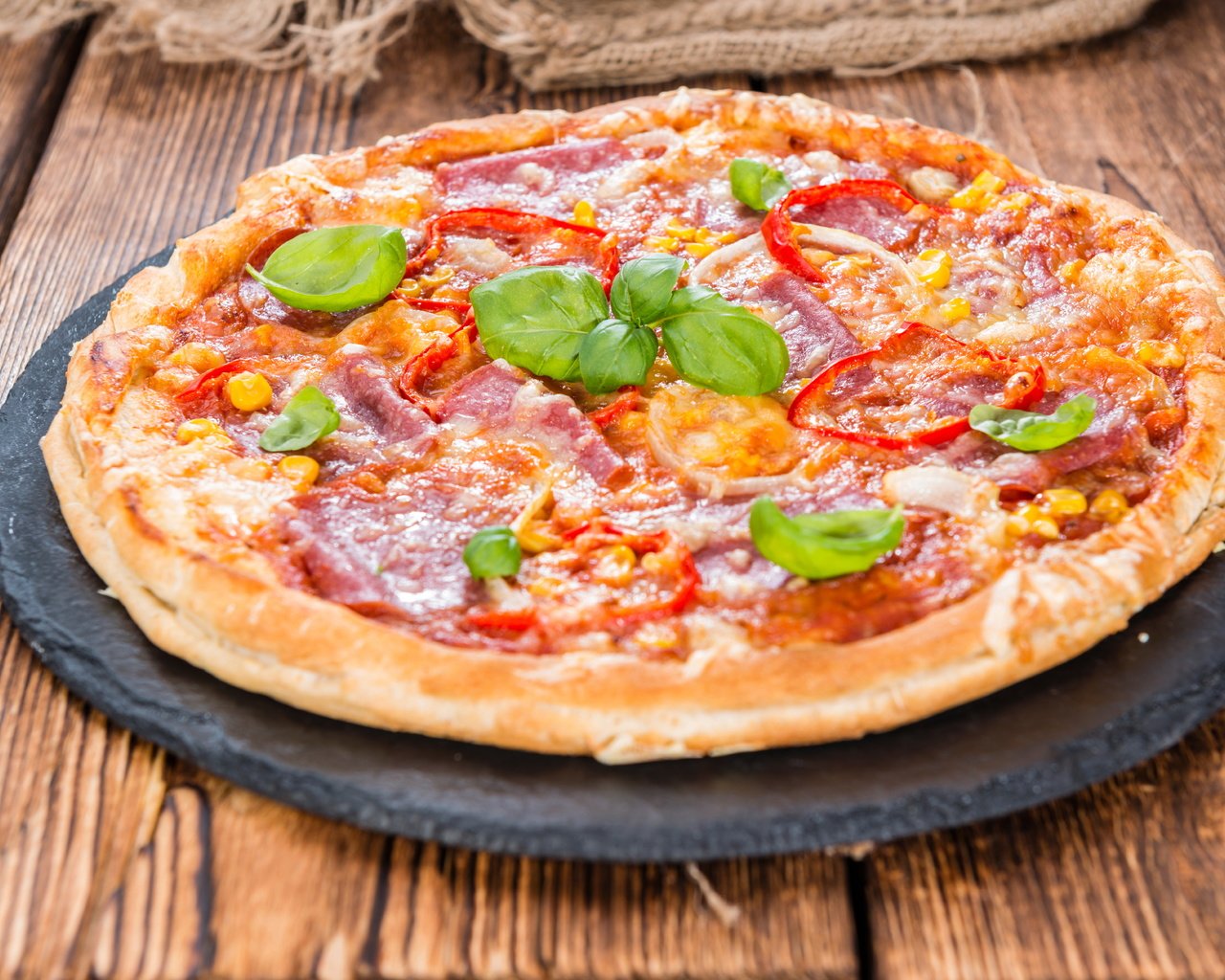 Обои сыр, колбаса, перец, пицца, брынза, быстрое питание, cheese, sausage, pepper, pizza, fast food разрешение 8000x5339 Загрузить