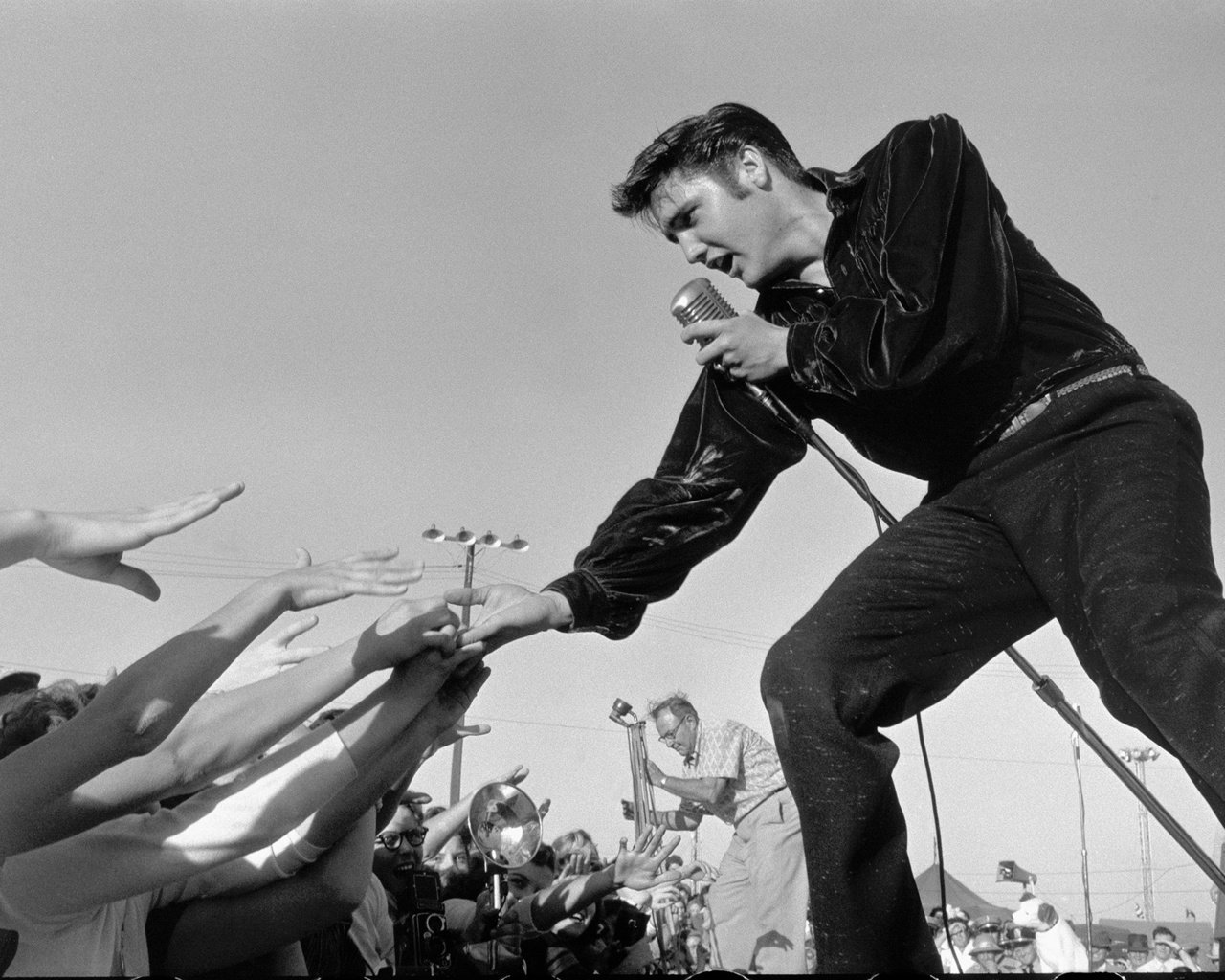 Обои микрофон, концерт, сцена, элвис пресли, публика, rock n roll, элвис, microphone, concert, scene, elvis presley, the audience, elvis разрешение 2048x1385 Загрузить