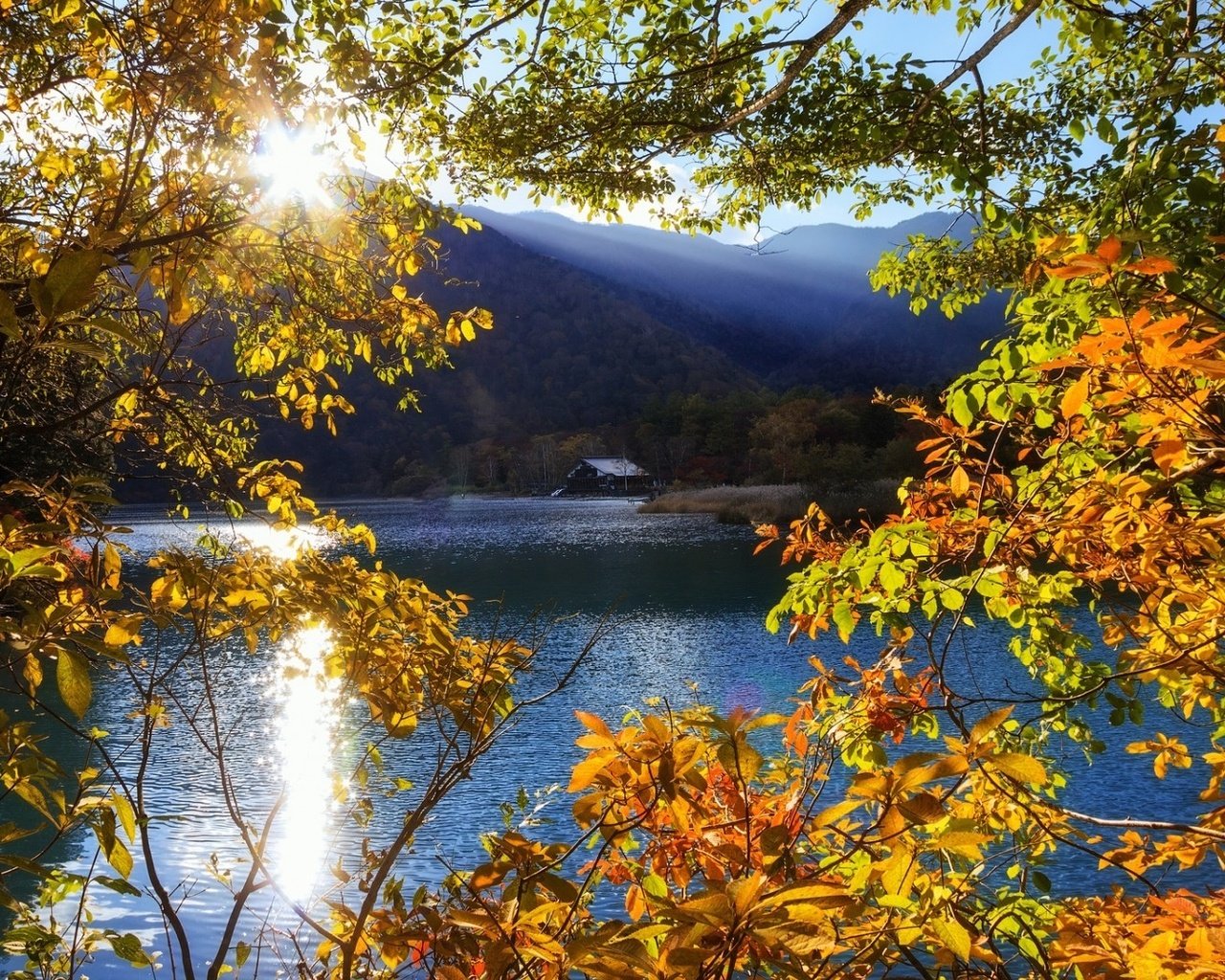 Обои озеро, горы, солнце, осень, lake, mountains, the sun, autumn разрешение 1920x1080 Загрузить