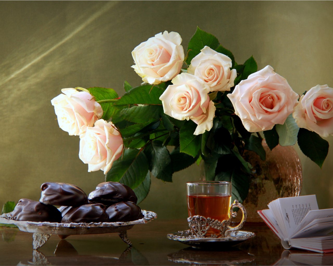 Обои розы, букет, чай, шоколад, книга, зефир, натюрморт, roses, bouquet, tea, chocolate, book, marshmallows, still life разрешение 1920x1217 Загрузить