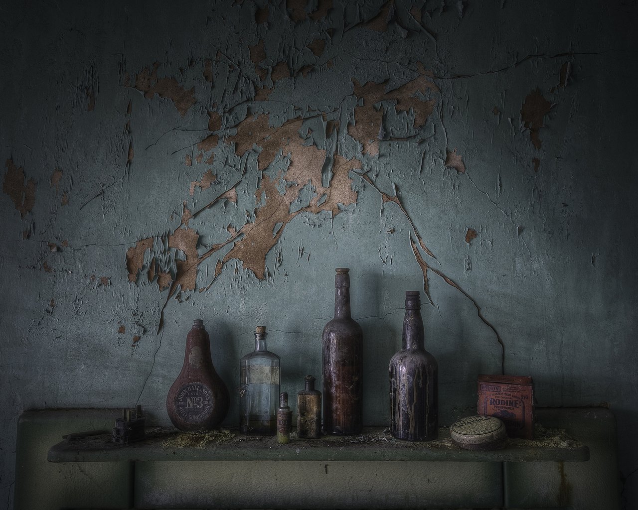 Обои фон, стена, бутылки, background, wall, bottle разрешение 2048x1365 Загрузить