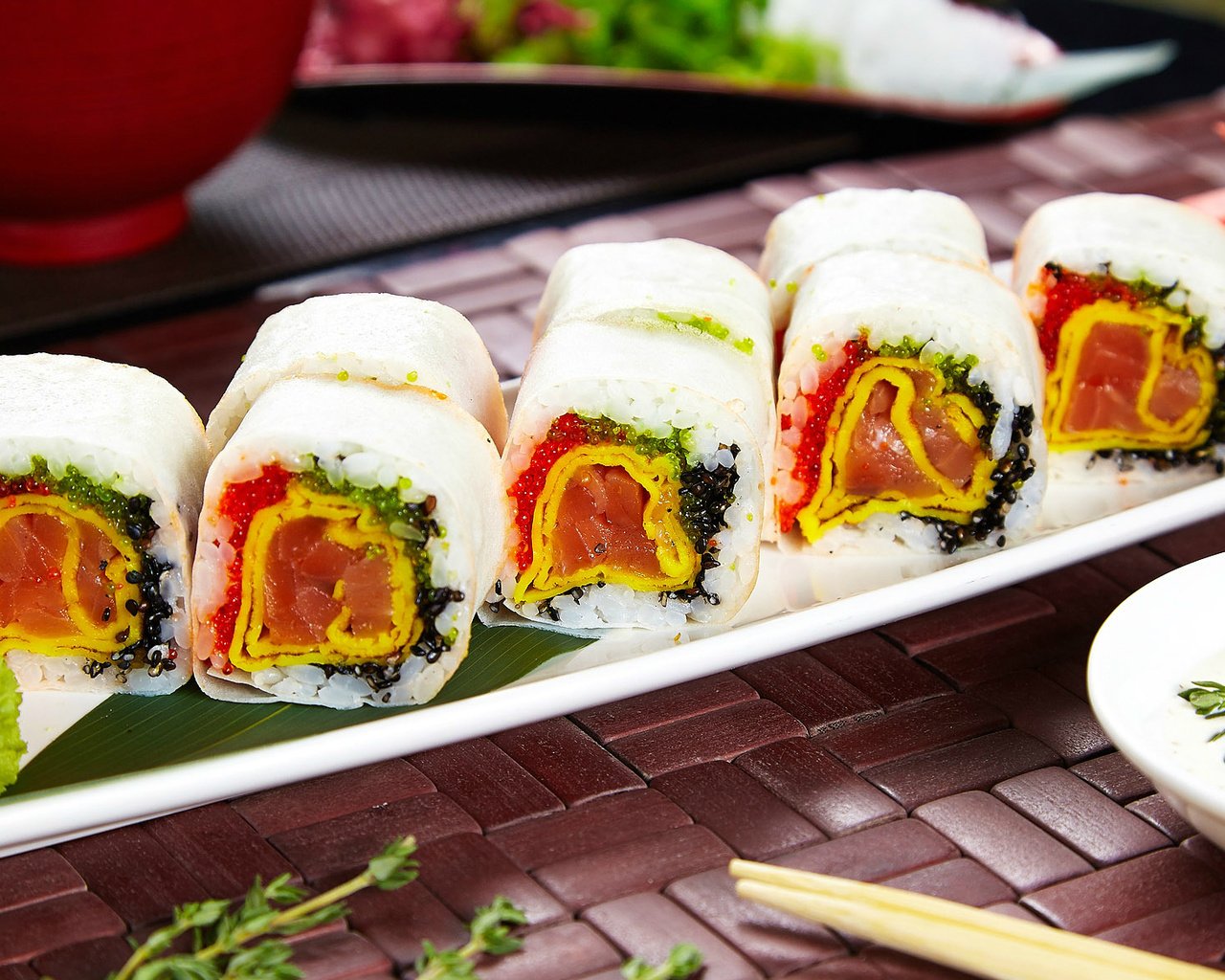 Обои соус, начинка, суши, роллы, васаби, sauce, filling, sushi, rolls, wasabi разрешение 2043x1171 Загрузить