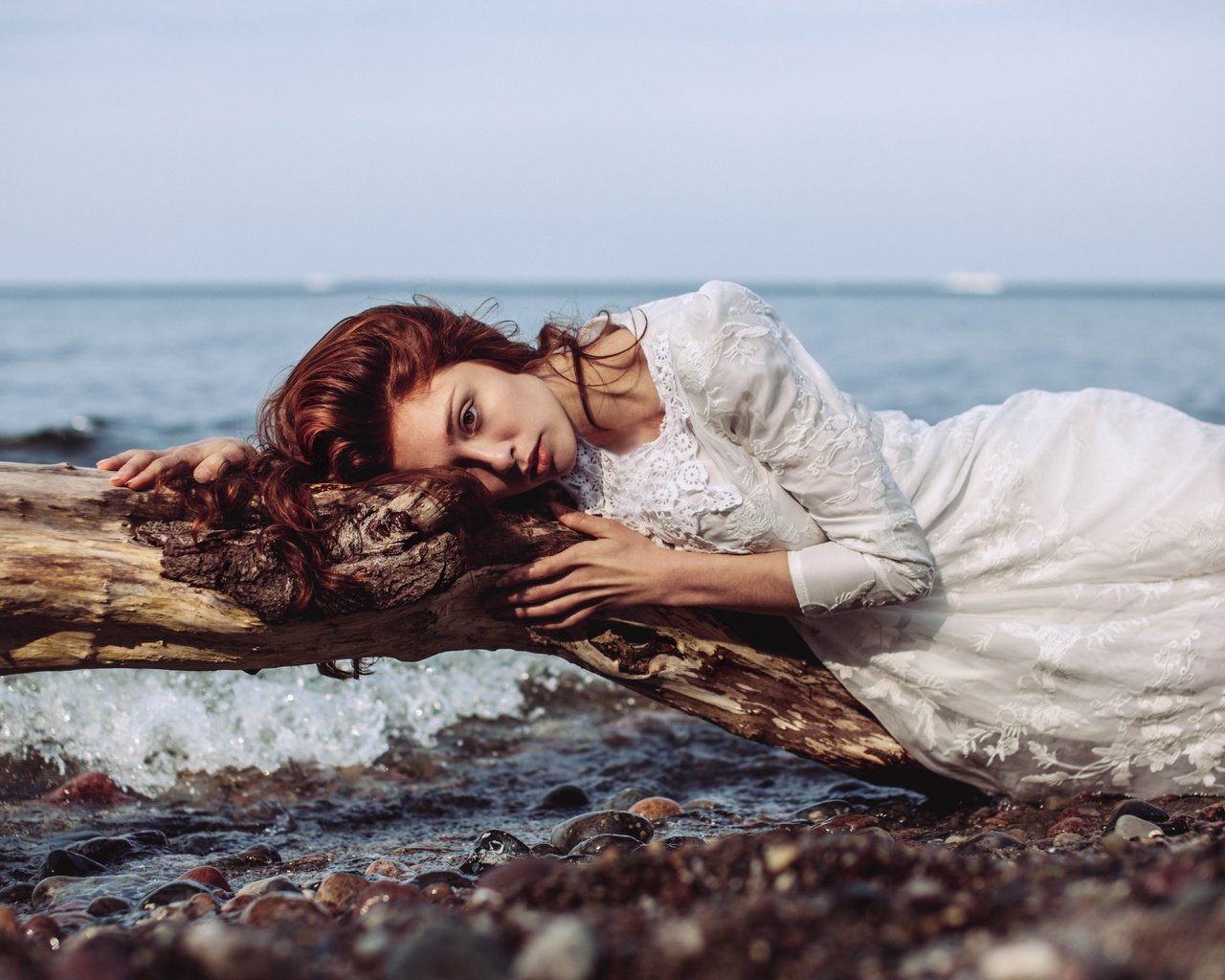 Обои девушка, настроение, море, платье, бревно, girl, mood, sea, dress, log разрешение 7000x4667 Загрузить