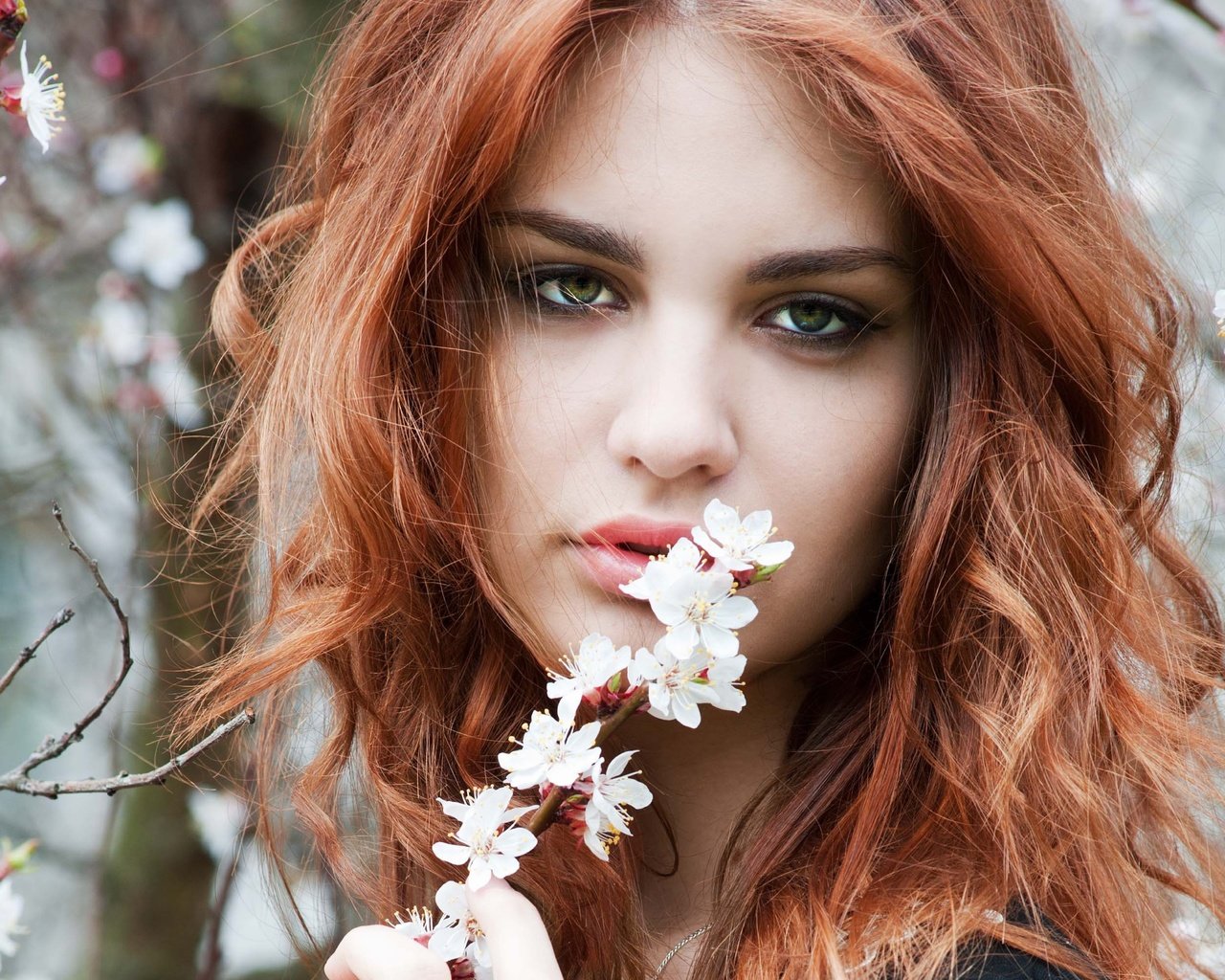 Обои девушка, взгляд, весна, волосы, зеленые глаза, веточки, girl, look, spring, hair, green eyes, twigs разрешение 6981x4990 Загрузить