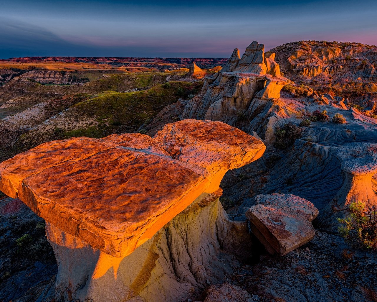 Обои скалы, камни, закат, каньон, сша, theodore roosevelt national park, rocks, stones, sunset, canyon, usa разрешение 2880x1922 Загрузить