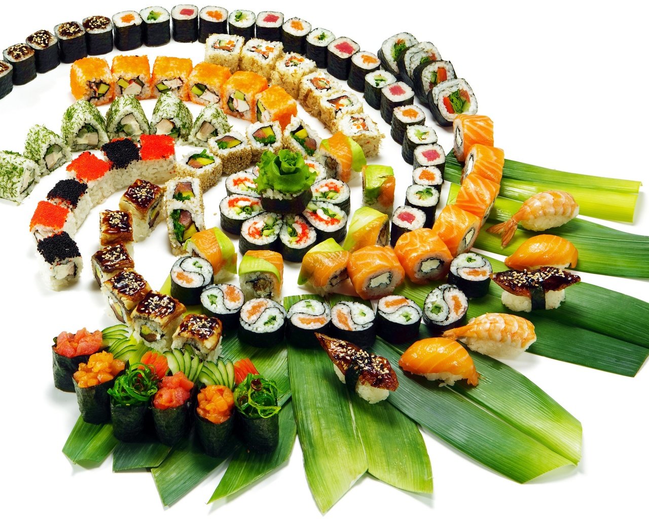 Обои черная икра, зелень, креветки, листья, красная икра, украшения, японская кухня, лосось, ломтики, сервировка, рис, тунец, суши, нарезка, роллы, красная рыба, морепродукты, black caviar, greens, shrimp, leaves, red caviar, japanese cuisine, decoration, salmon, slices, serving, figure, tuna, sushi, cutting, rolls, red fish, seafood разрешение 2880x2019 Загрузить
