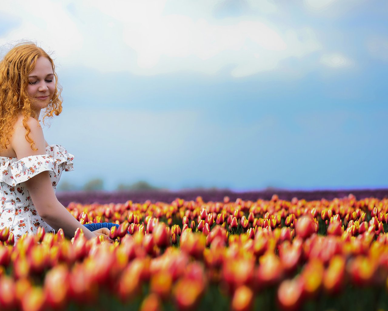 Обои девушка, лето, тюльпаны, girl, summer, tulips разрешение 2048x1150 Загрузить