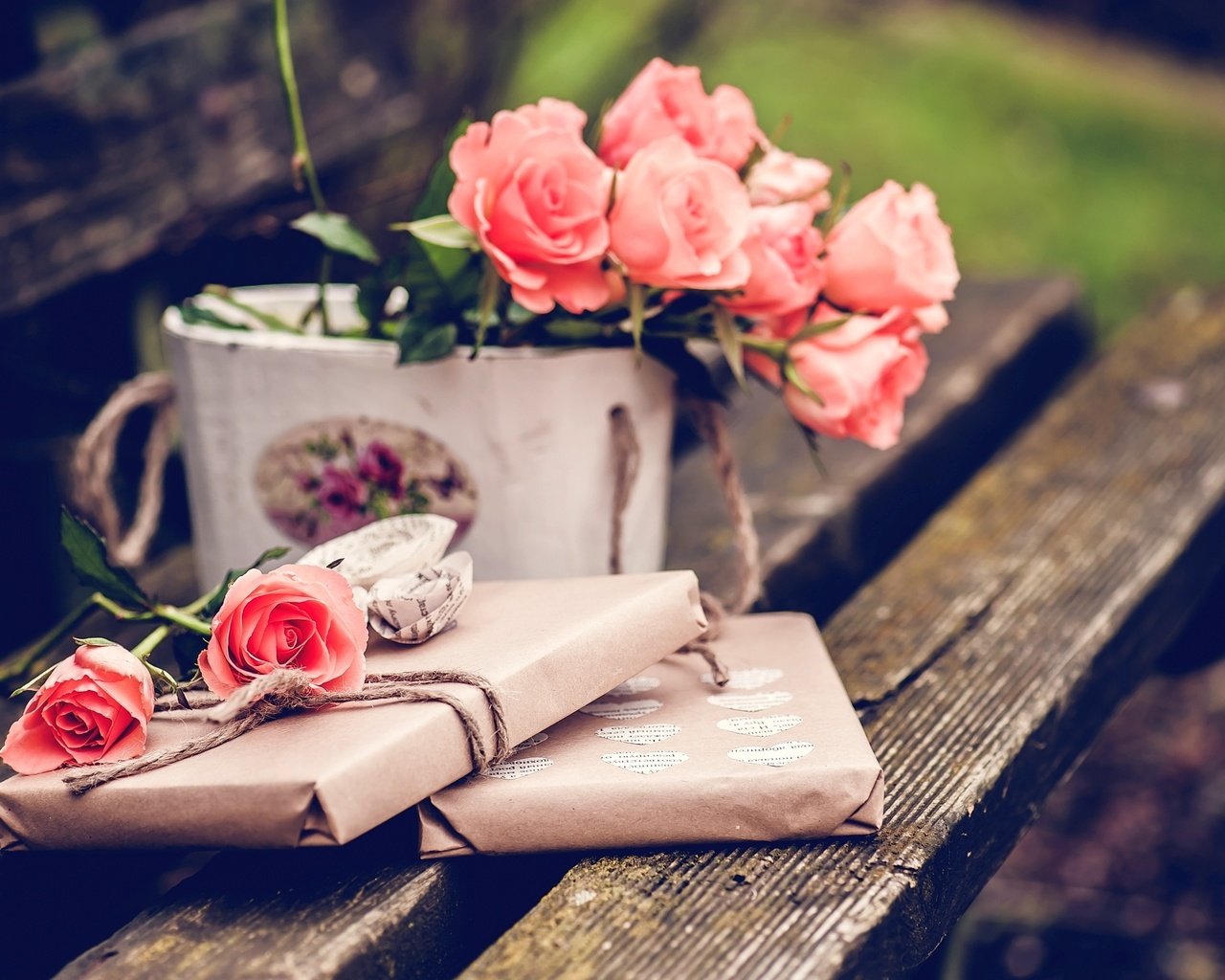 Обои розы, скамейка, букет, подарок, roses, bench, bouquet, gift разрешение 2600x1730 Загрузить