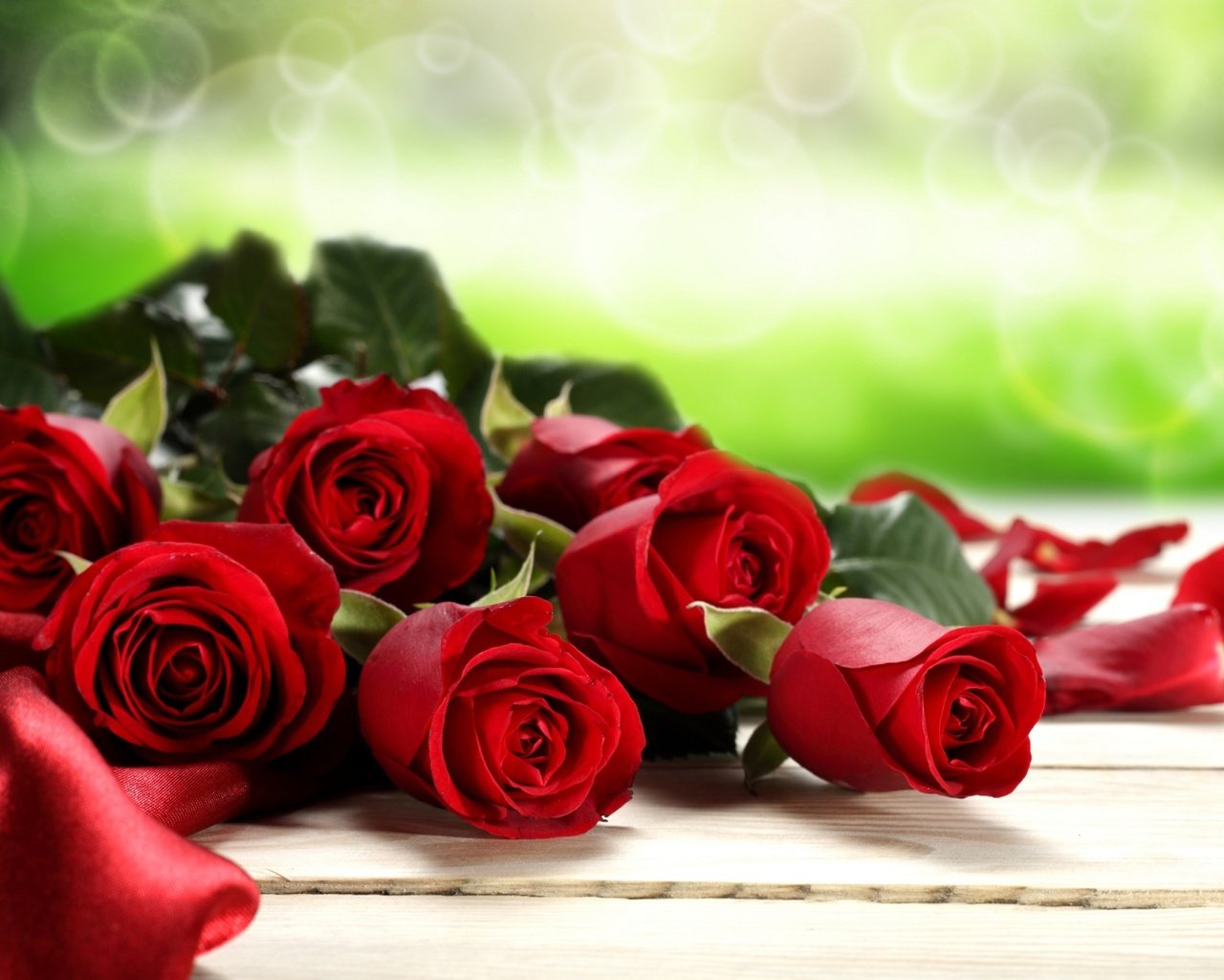 С днём рождения девушке красные розы