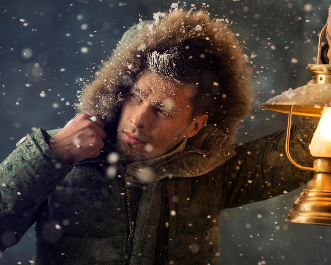 Обои снег, зима, иней, лампа, фонарь, мужчина, куртка, капюшон, snow, winter, frost, lamp, lantern, male, jacket, hood разрешение 2048x1363 Загрузить