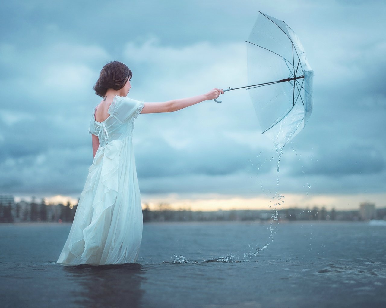 Обои вода, девушка, настроение, зонт, зонтик, азиатка, белое платье, water, girl, mood, umbrella, asian, white dress разрешение 2499x1667 Загрузить