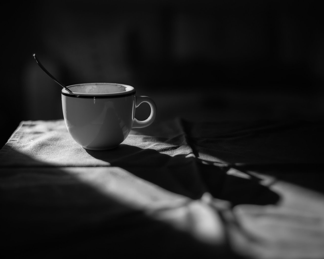 Обои кофе, чёрно-белое, чашка, ложка, coffee, black and white, cup, spoon разрешение 2048x1363 Загрузить