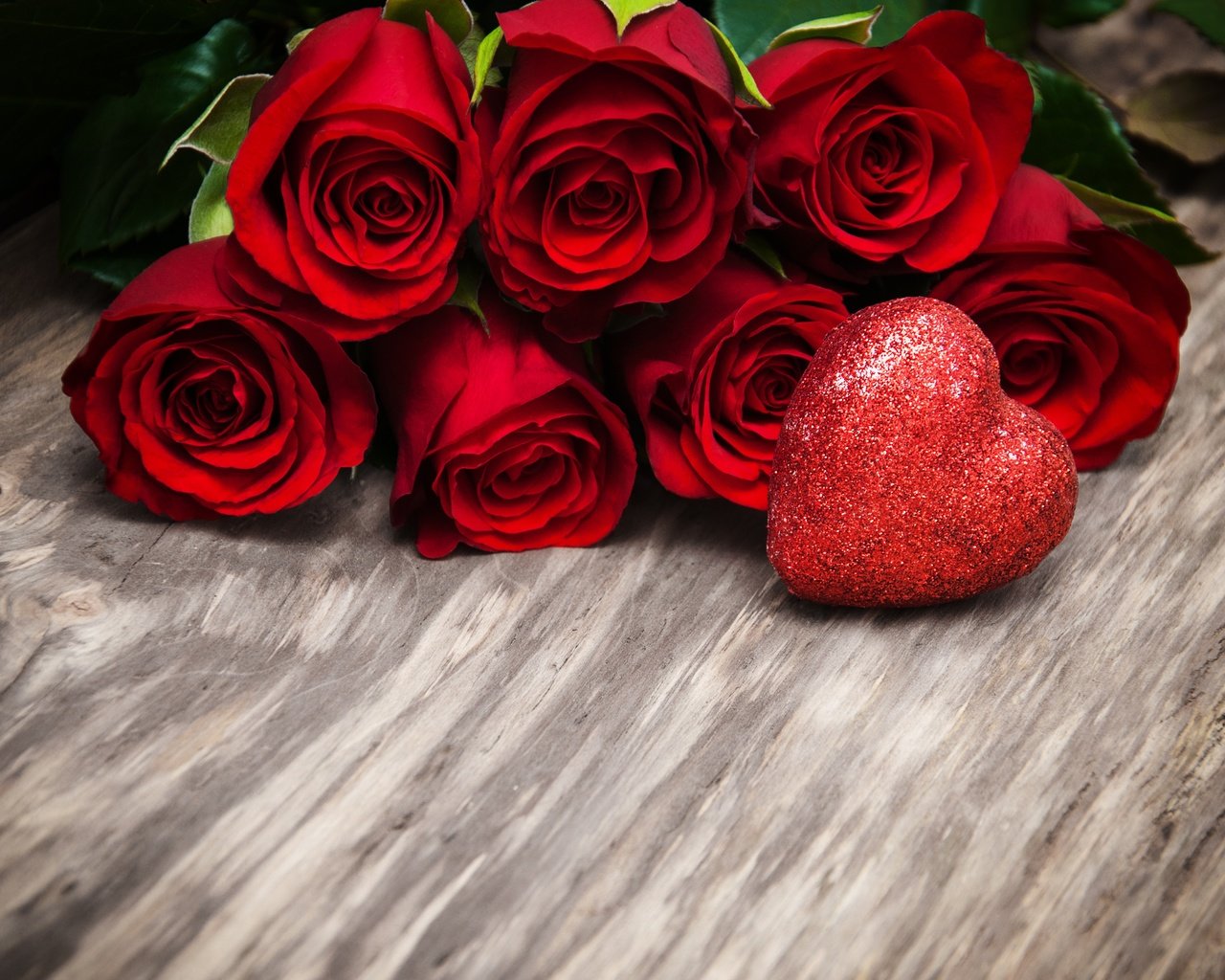 Обои бутоны, красные розы, розы, сердечка, романтик, valentine`s day, краcный, день святого валентина, дерева,  цветы, роз, влюбленная, love, buds, red roses, roses, heart, romantic, red, valentine's day, wood, flowers разрешение 3968x2681 Загрузить