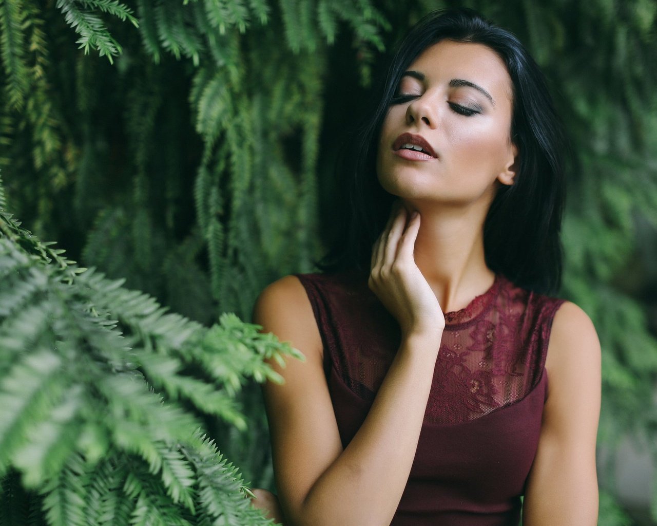 Обои зелень, девушка, брюнетка, ветки, листва, топ, блузка, greens, girl, brunette, branches, foliage, top, blouse разрешение 2048x1366 Загрузить