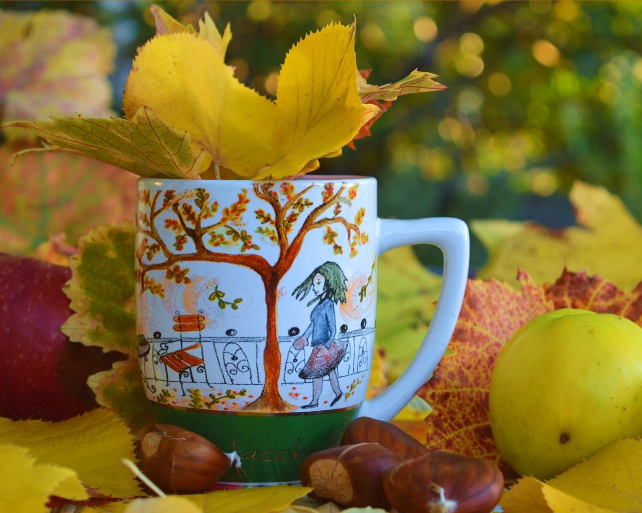 Обои листья, яблоки, осень, чашка, осен, каштаны,  листья, leaves, apples, autumn, cup, chestnuts разрешение 3002x1912 Загрузить